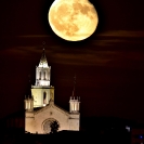 Santa Maria i la Lluna des de el camí de la Bleda